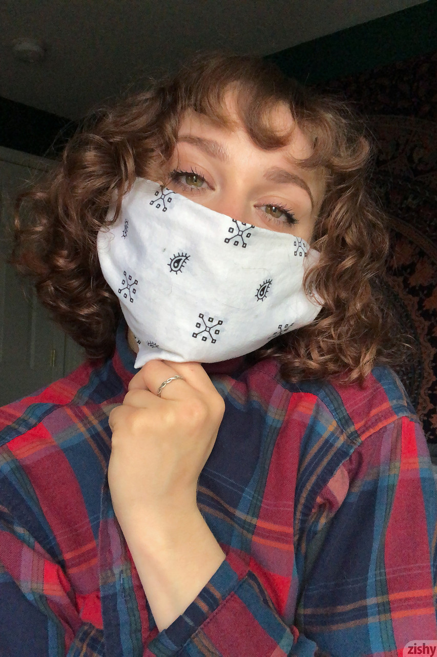 素人美女がゆっくり服を脱いでハイソックスにポーズを取る