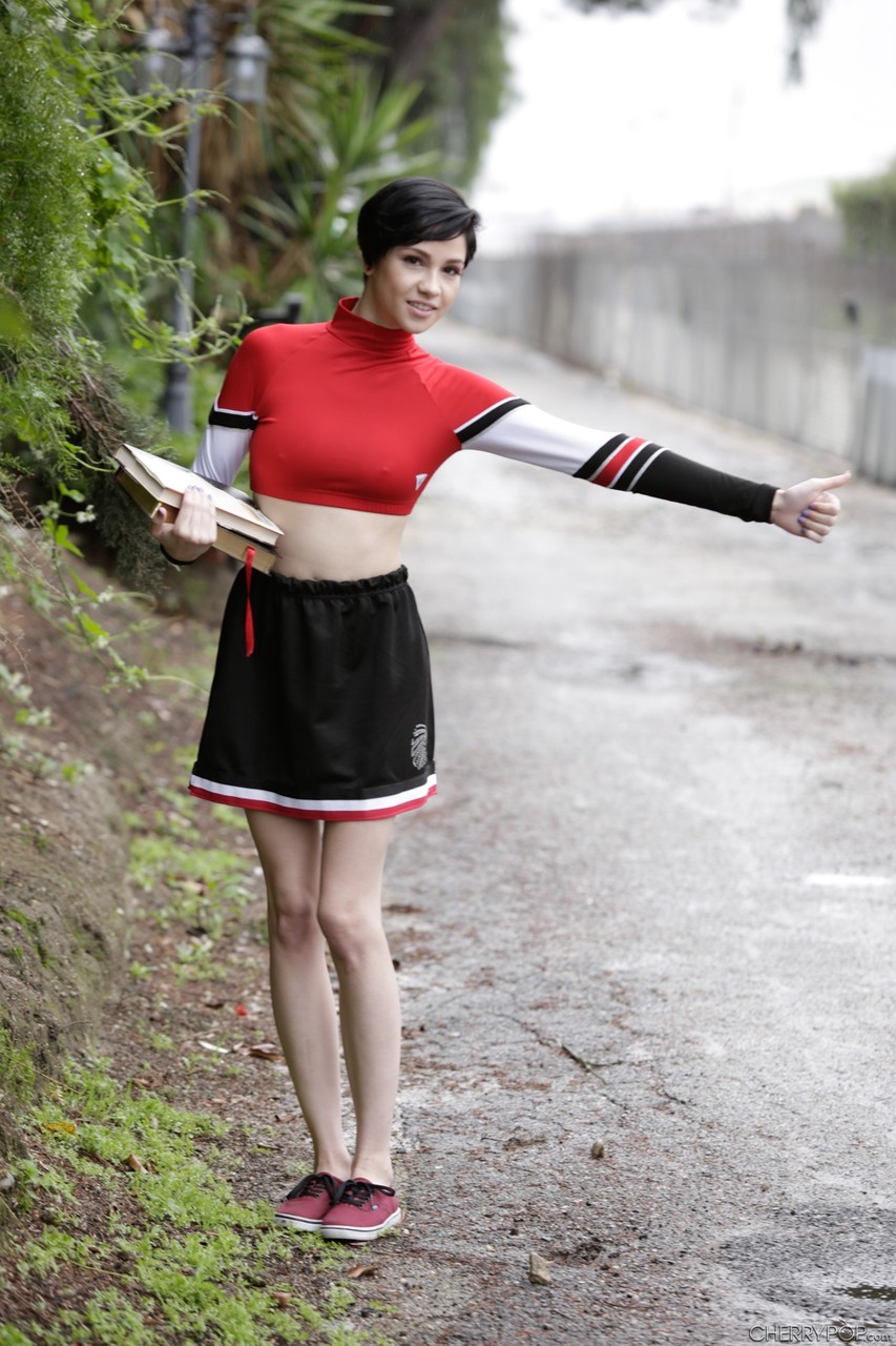 Das Anhalter-Cheerleader Cadey Mercury Wird Gefickt Und Erhält Eine Faciale Von Einem Geilen Fahrer