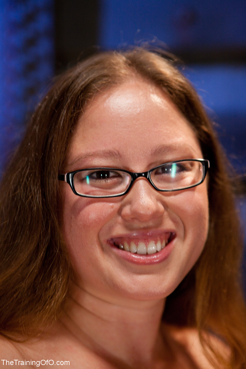 丸みを帯びた美熟女たちがグループBdsmシーンで大きな胸とバブルバムを見せつける