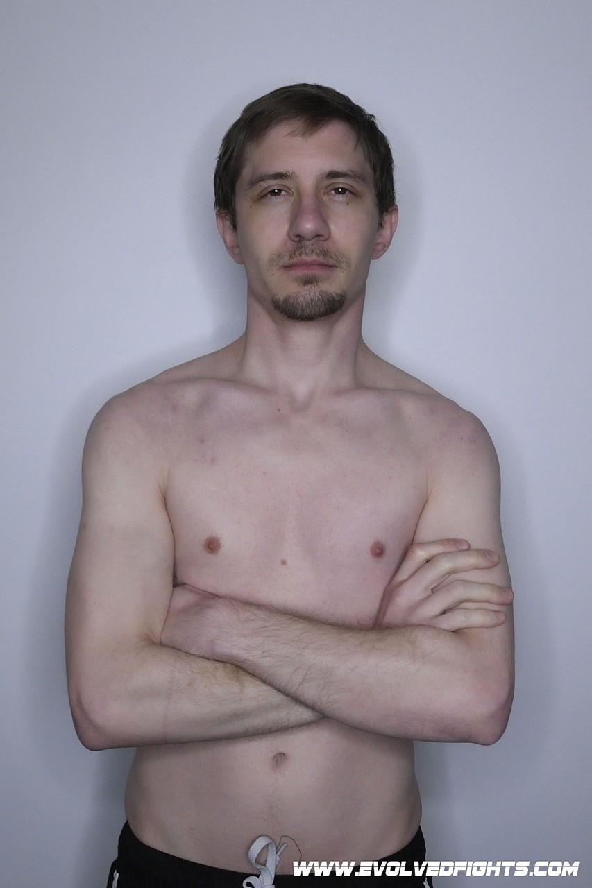 المصارعة الموشومة توري أفانو تجلس على الوجه وتنيك بقوة