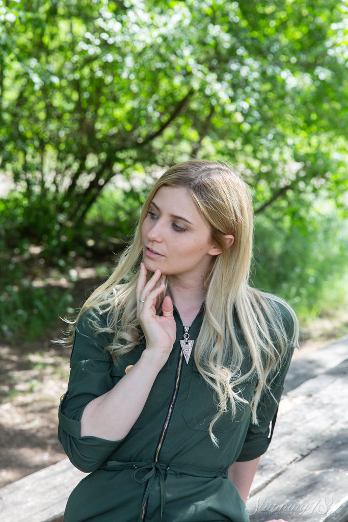 Varvara, Jovem Loira, Completamente Nua Ao Ar Livre Em Um Banco De Madeira