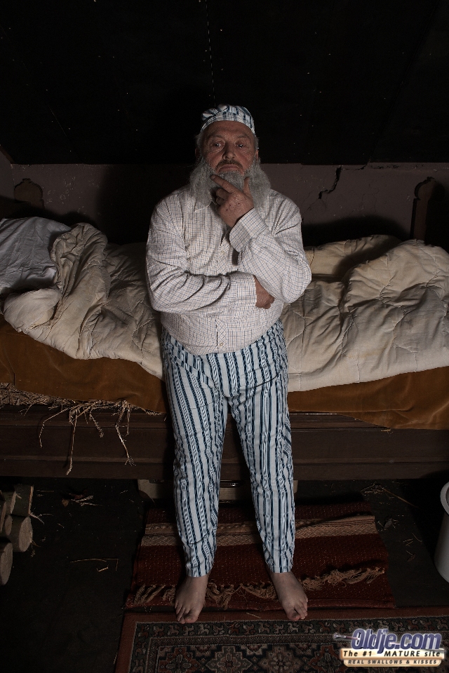 दुबली रोमानियन लिंडा ब्राउन दाढ़ी वाले बूढ़े आदमी को चूमती और चोदती है