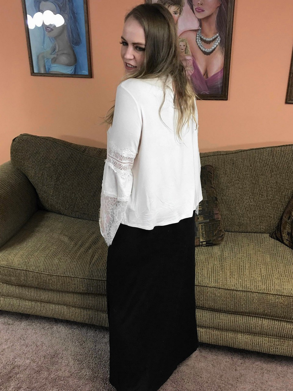 Gordinha Amadora MILF Chasity Vaughn Faz Deepthroat E Chupa Um Pau Peludo