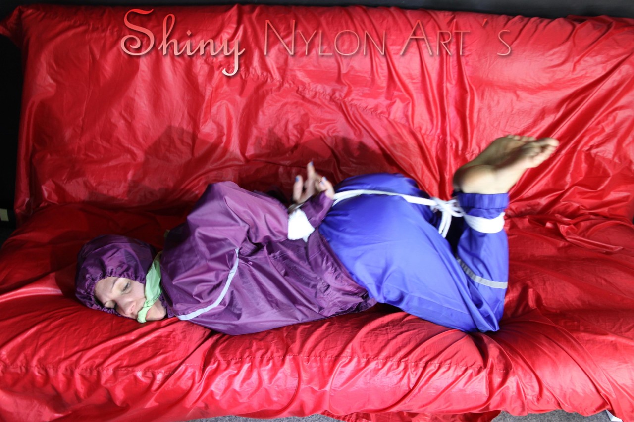 白人女性がレインウェアに拘束されながら足の裏を見せる