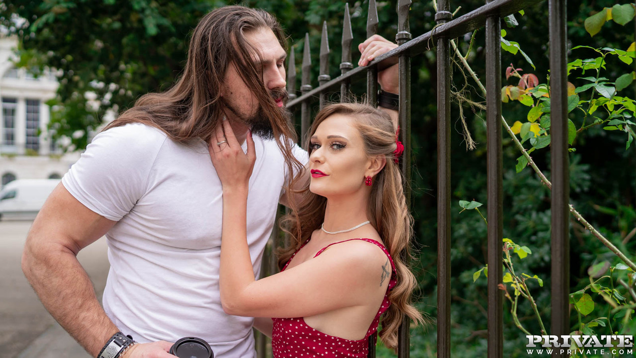 英国少女Honour May在紫色沙发上与健壮男子做爱