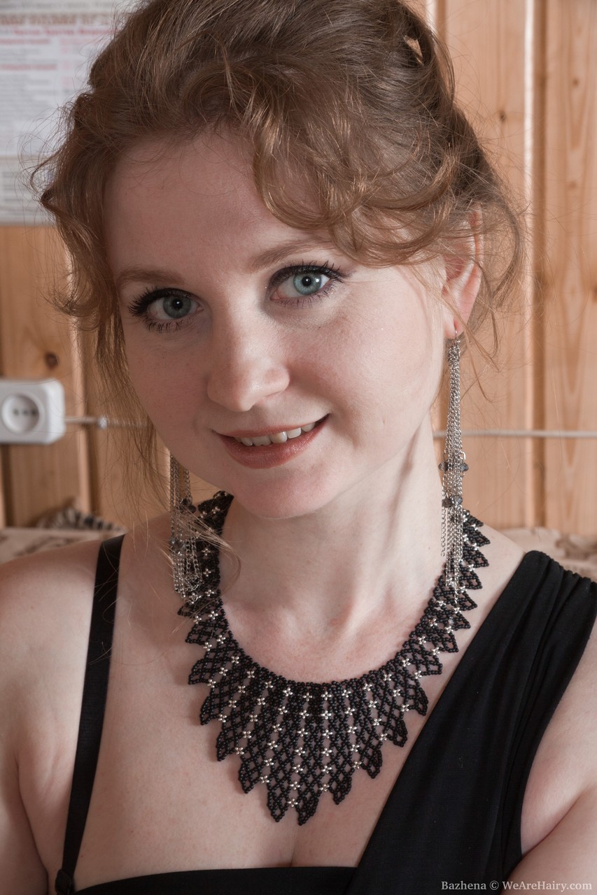 素人妻バジェナが美しい乳房と毛深いマンコを見せる