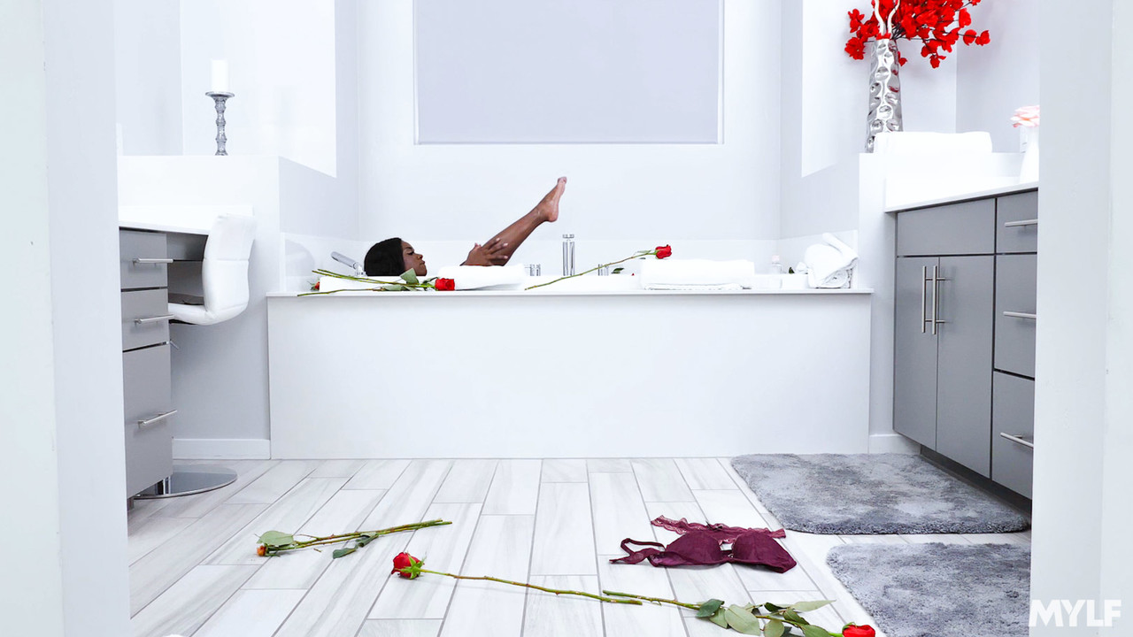 アナ・フォックス エボニー ディープスロート フェラ POV 口中いっぱい