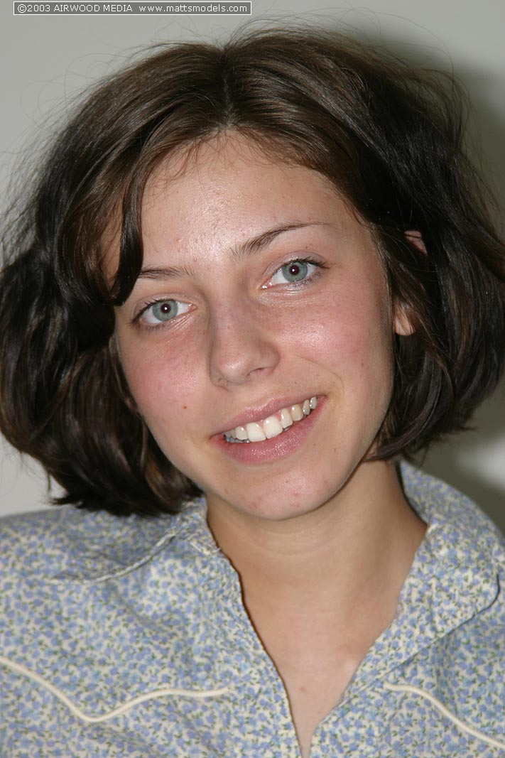 ブルネットの素人ニコがベッドで服を脱いだ後、トリミングされたアソコを指で愛撫する