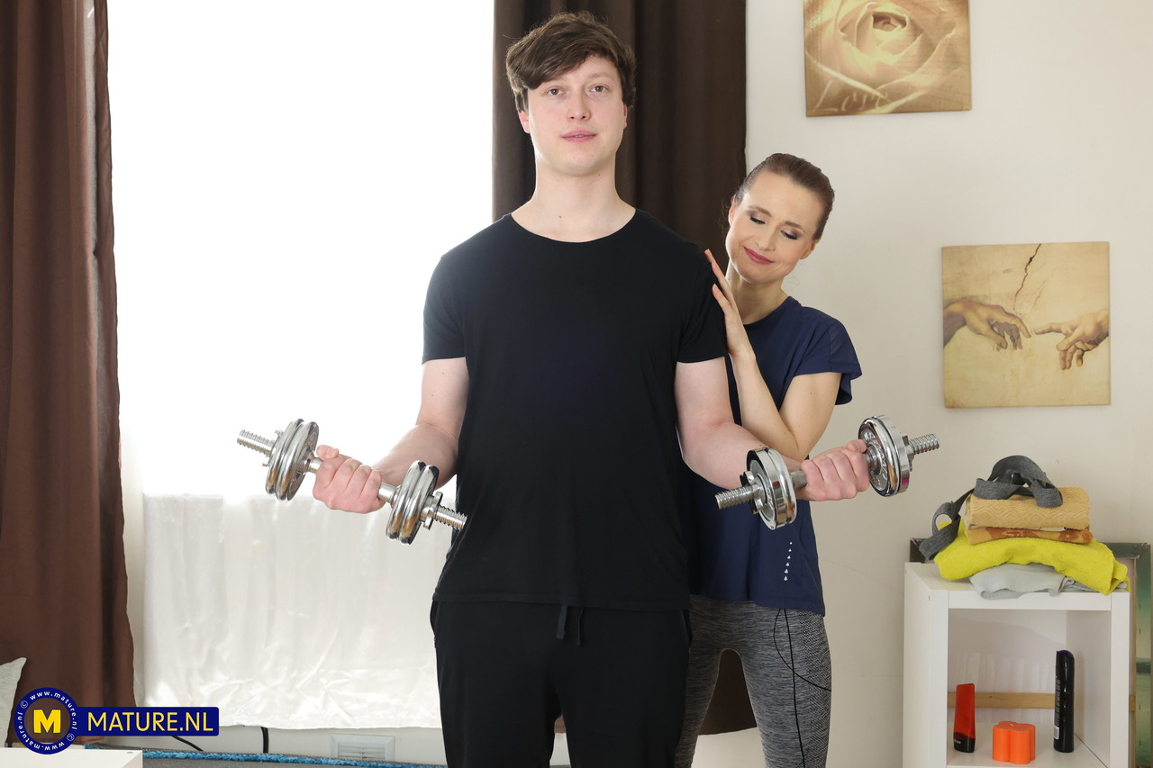 小柄な美熟女バルボラまたは若いフィットネスインストラクターとのハードコアセックス