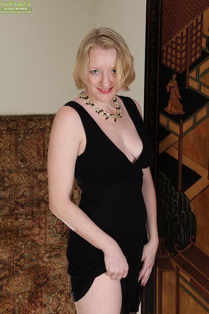 Femme Européenne Mûre Anya Volcov Posant Non Nue En Bas Noirs Et Robe