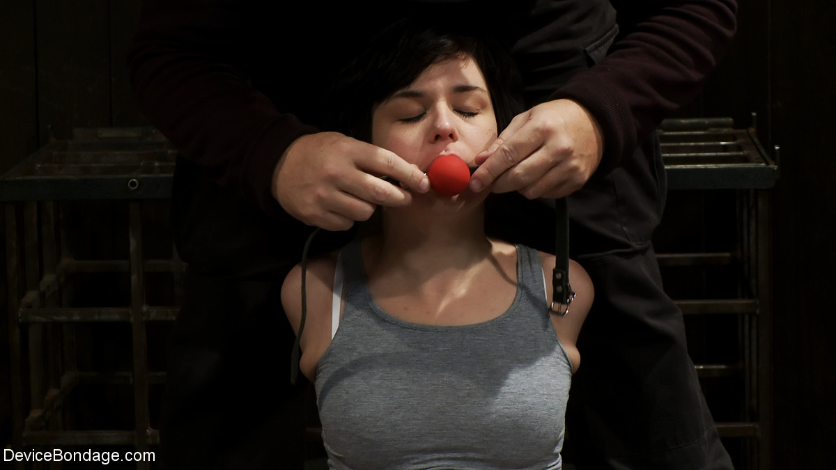 समलैंगिक महिलाएं जूलिएट मार्च और रूबी रीपर कठोर बीडीएसएम के बाद चुंबन कर रही हैं