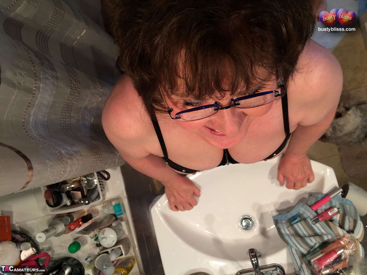 Bliss Sensuel Avec Une Pipe Après Le Retrait Du Soutien-Gorge En Cuir