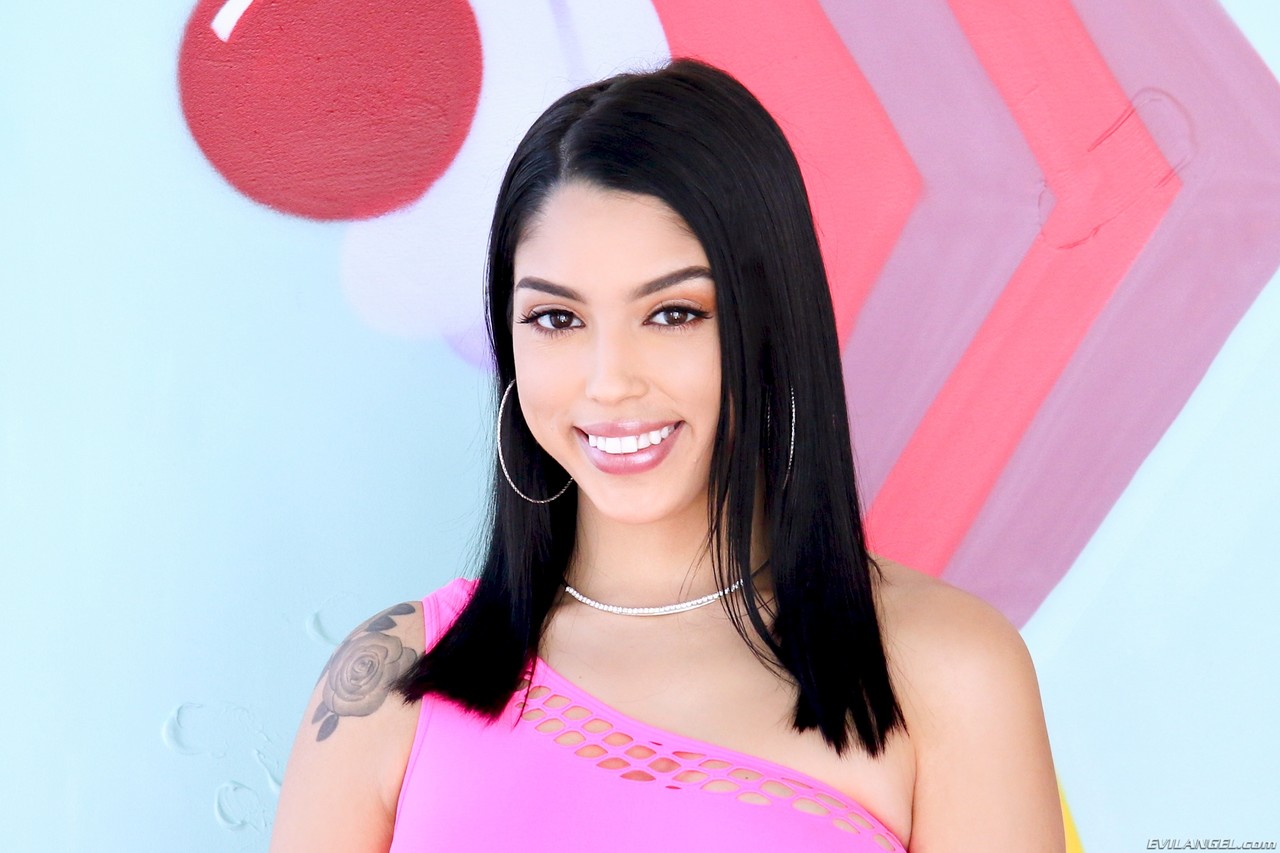 Vanessa Sky La Belle Latine Attrape Son Joli Cul Dans Des Bas Roses