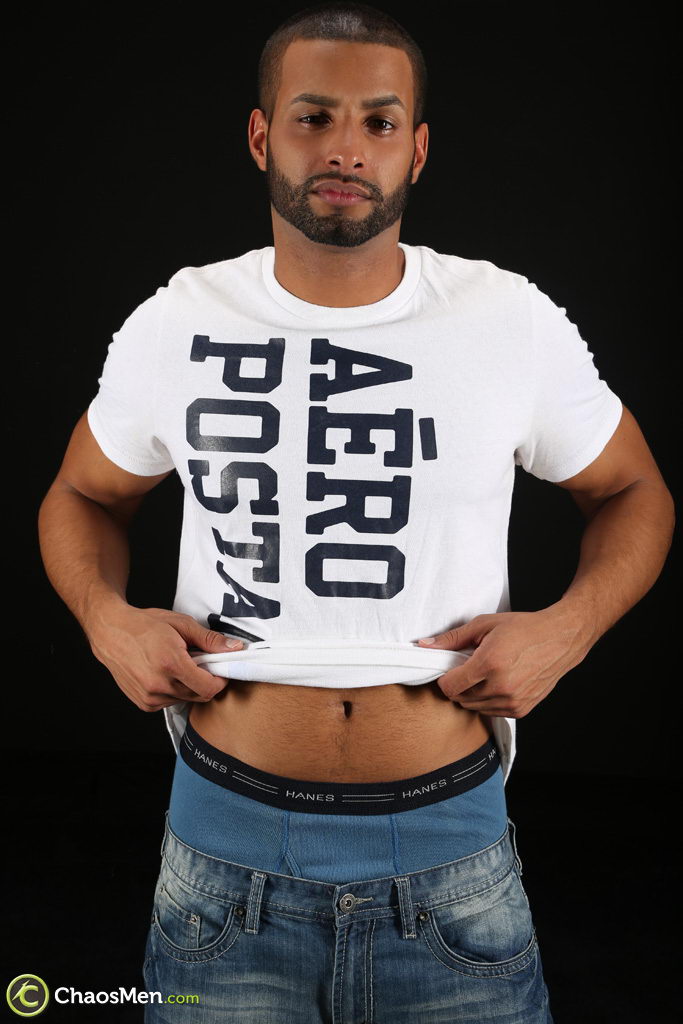 同性恋拉丁裔卡洛斯·加西亚在沙发上撸他的大黑屌