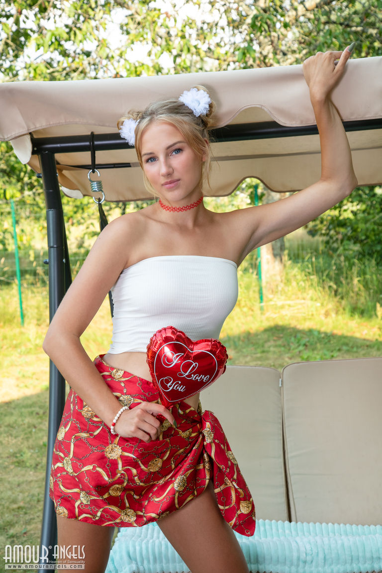 Loira Adolescente Nana Fica Nua No Balanço De Banco Usando Um Colar De Aperto