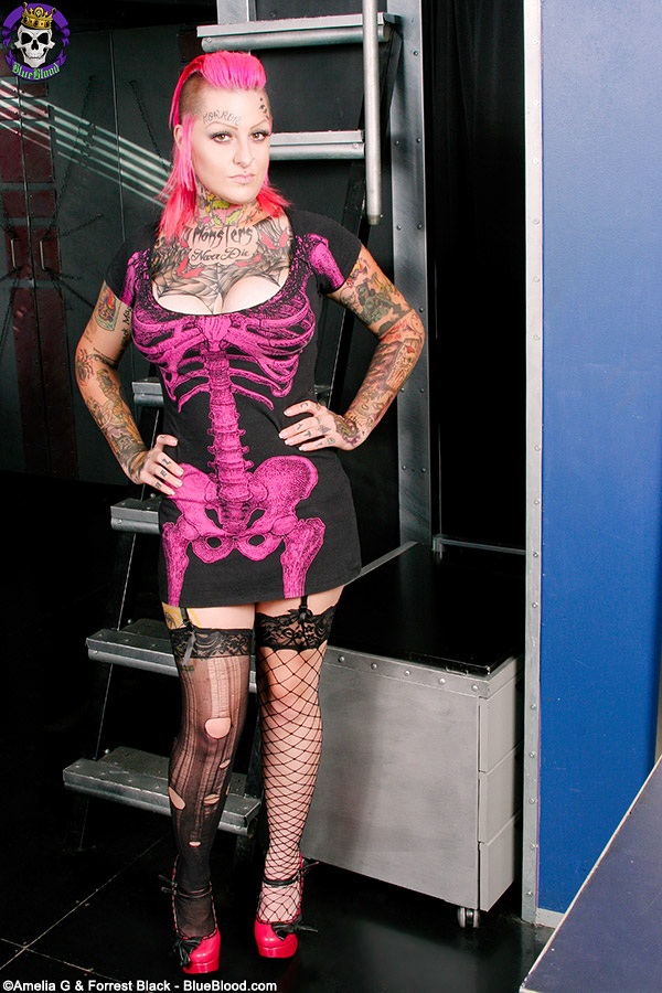 Татуированная Панк-Мисс Монстр Полностью Раздевается В Сольном Шоу