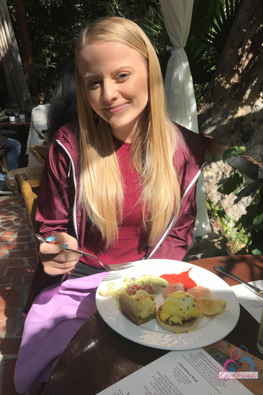 アマチュア彼女パリス・ホワイトがプールで日光浴しながら胸を見せる