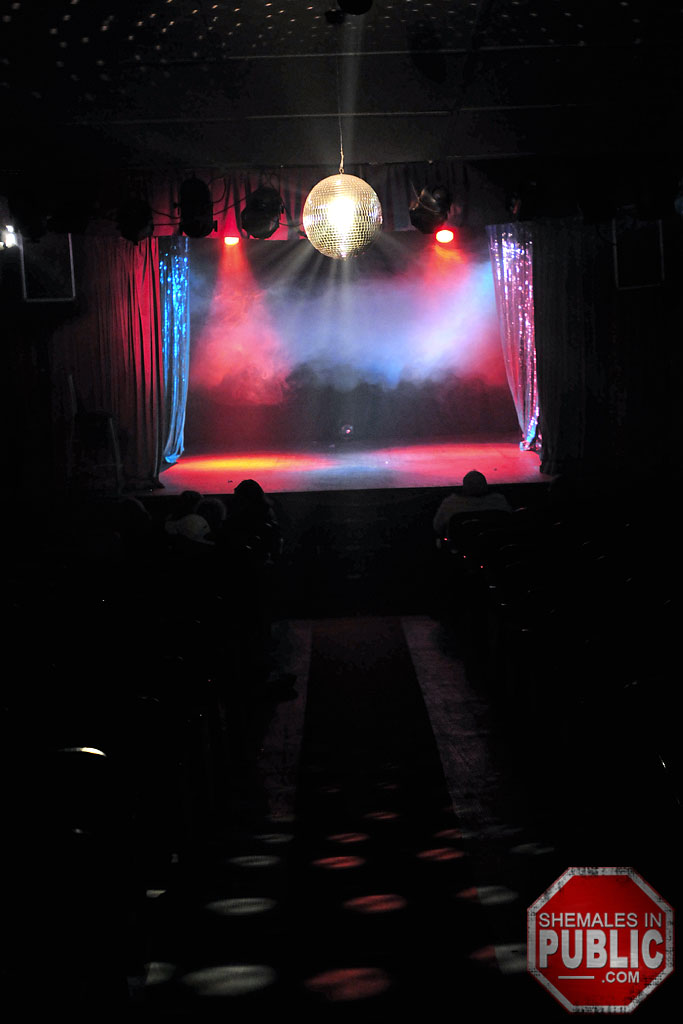 性感黑发变性人Melissa给幸运的脱衣舞男演员口交