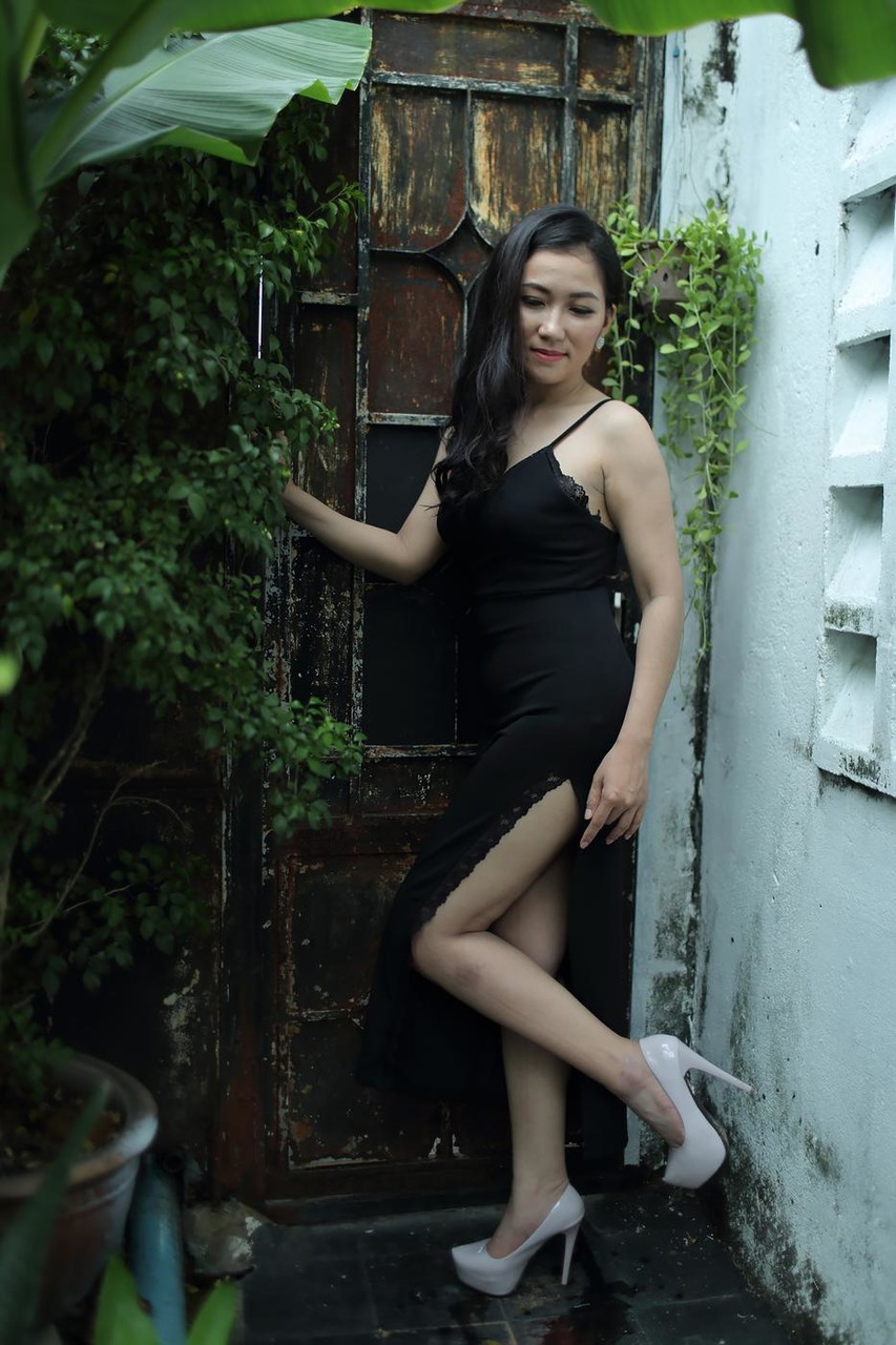 Провокационная Азиатская Темноволосая Красотка В Нарядах