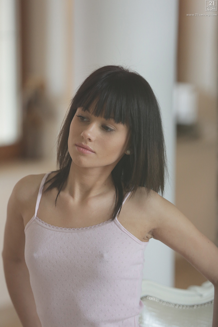 Jeune Tina Walker Désire Une Bite Dure En Tête-À-Tête