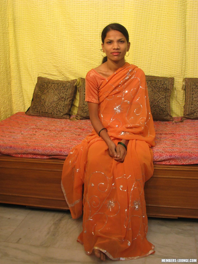 Худая Индийская Женщина Распахивает Розовую Пизду После Расслабления