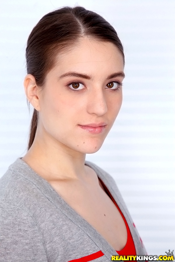 Zarena Summers, Brunette Teen Strips Off Her Clothes