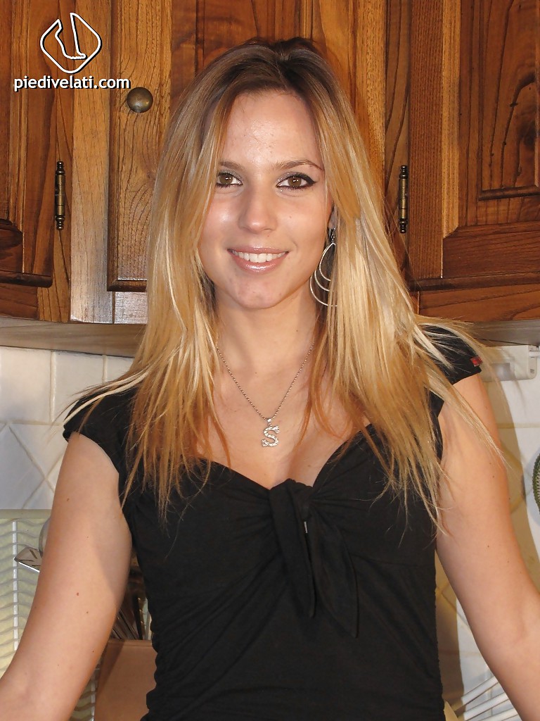 العاهرة الشقراء سيلين مع السيقان الجنسية تستمتع بعبادة القدمين