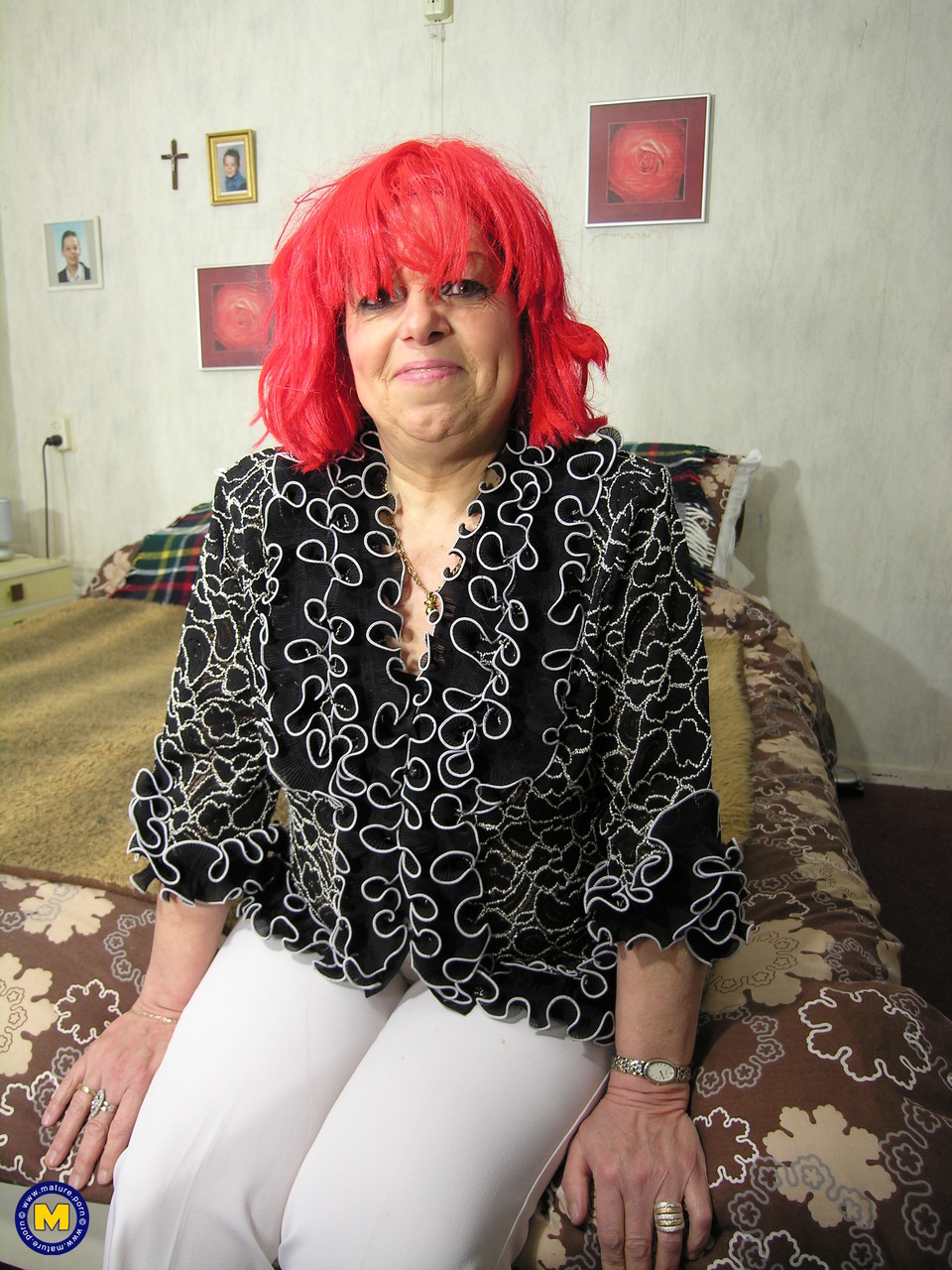 Rothaarige Reife Coosje Zeigt Harte Nippel Und Spielt Mit Gummi-Dildo