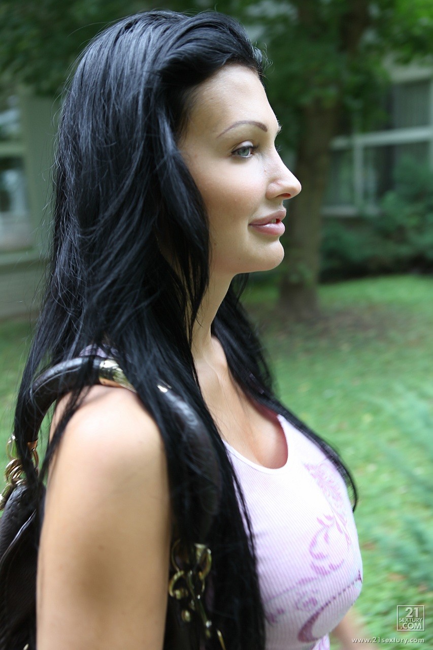 Алетта Оушен, Чёрноволосая Королева Силикона, Показывает Огромные Фальшивые Сиськи На Улице