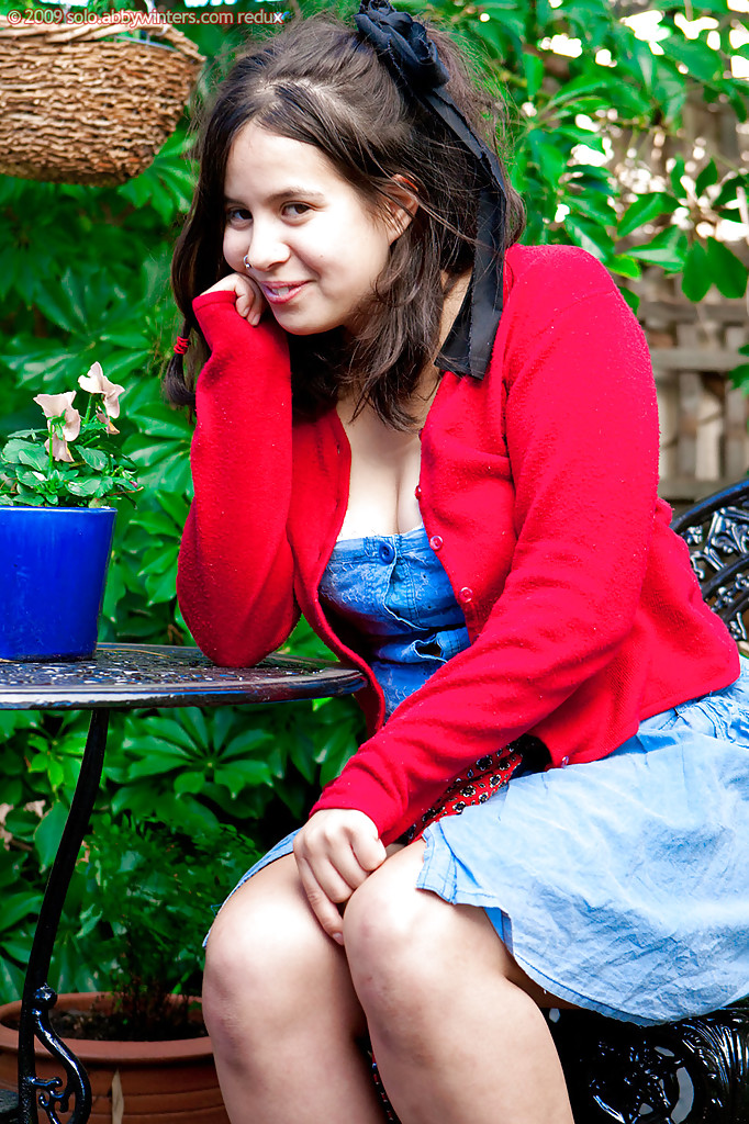 Garota Amadora Jovem Nikki S Mostra Suas Dobras De Gordura Depois De Se Despir Lá Fora