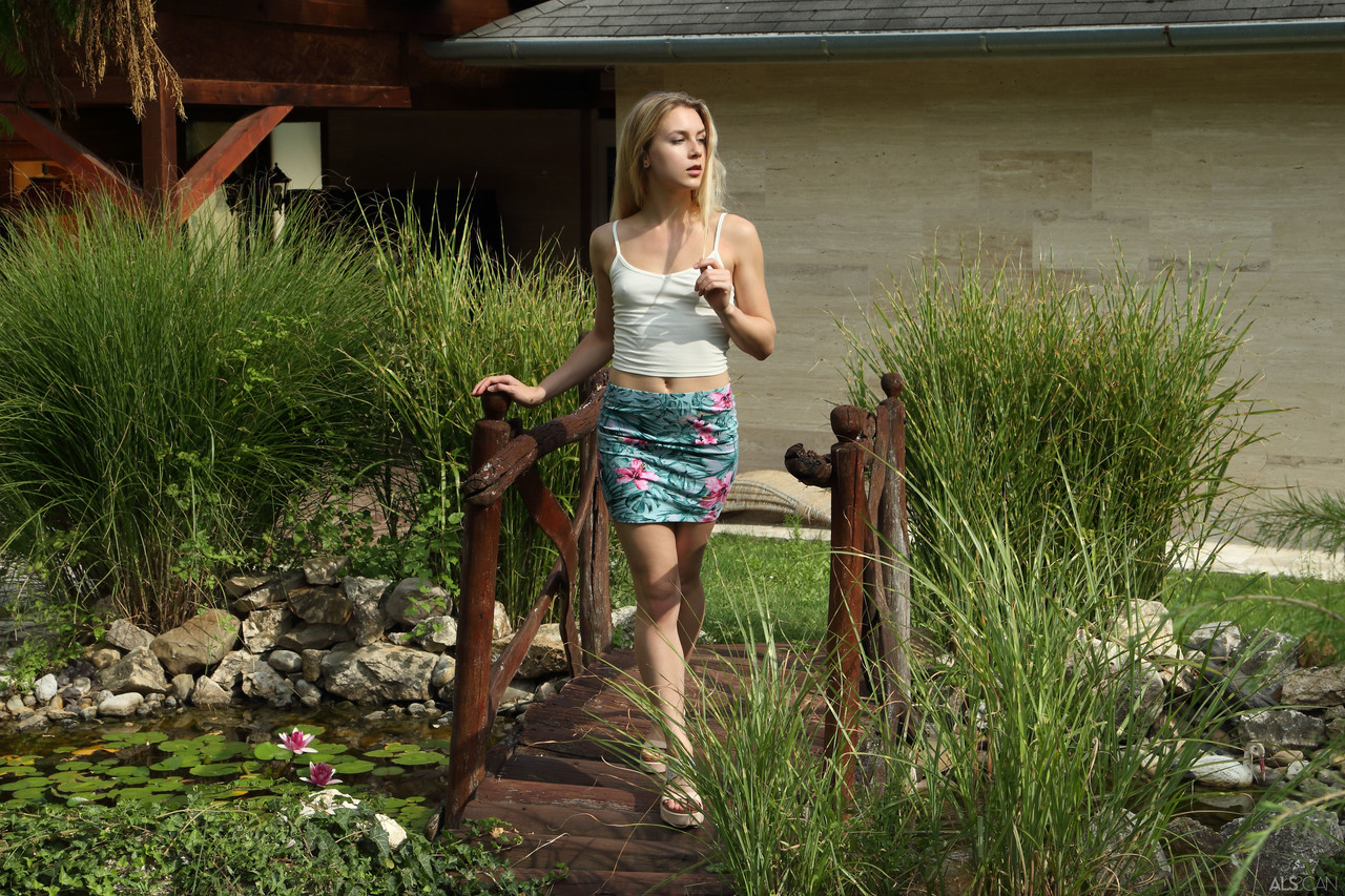 ロシアの十代Alecia Foxが服を脱ぎ、屋外でおまんこを広げる