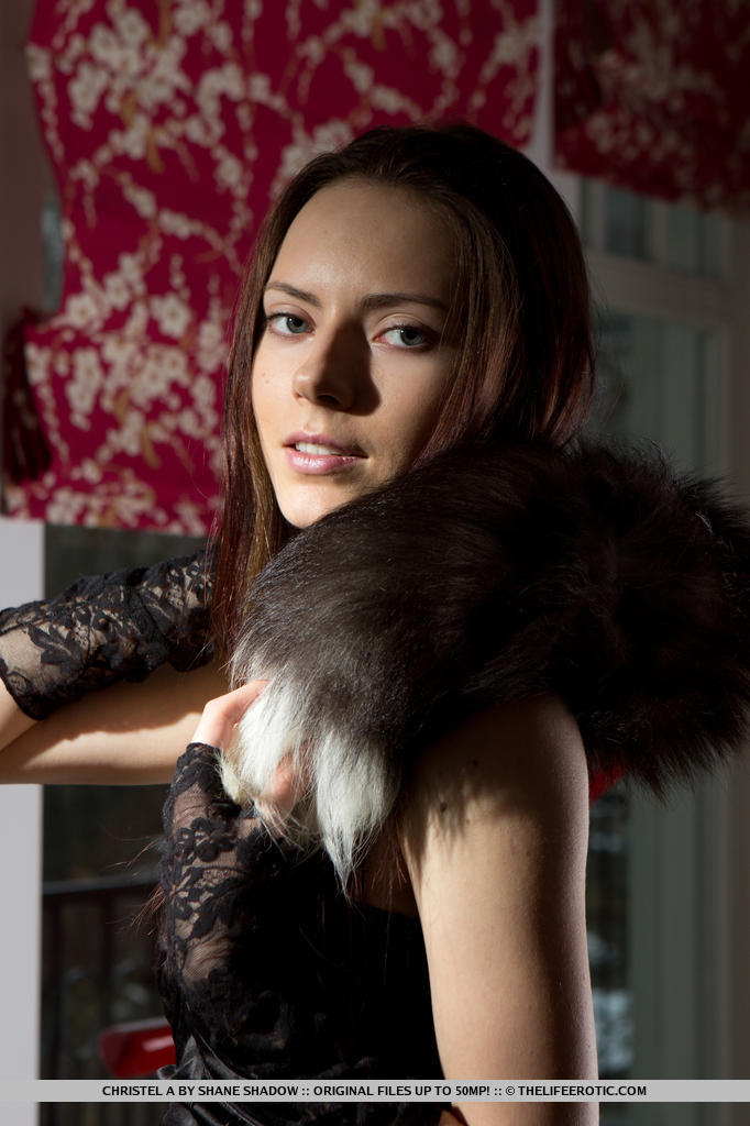 الارتداء المثير لكريستيل أ بدون ملابس يؤدي إلى استمناء ساخن في الصالون