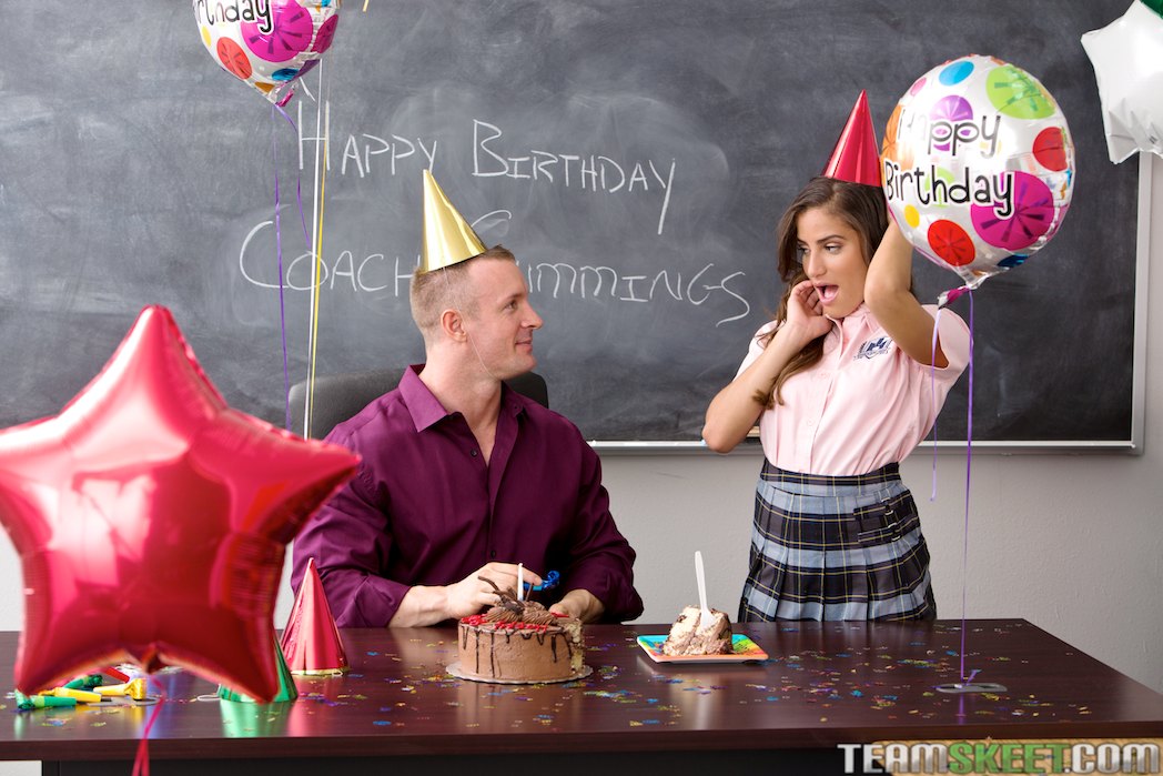 Latin Teen Chi Chi Medina Suce Le Cocks Du Coach Et Chevauche Son Bâton Pour Son Anniversaire