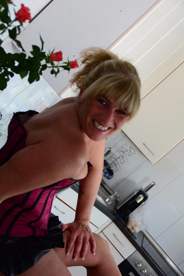 穿紧身胸衣的饥渴德国业余女在厨房勾引男人戴套做爱并射精