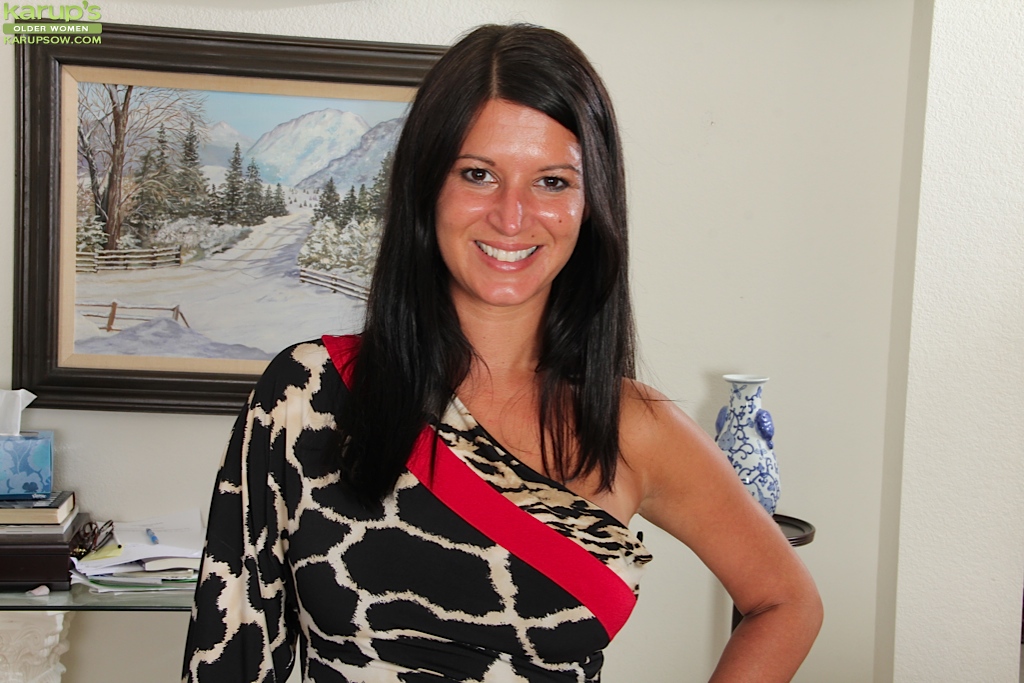 明るい素人の丸くて大きなおっぱいを持つ美女が服を脱ぎ、アソコを接写で開く