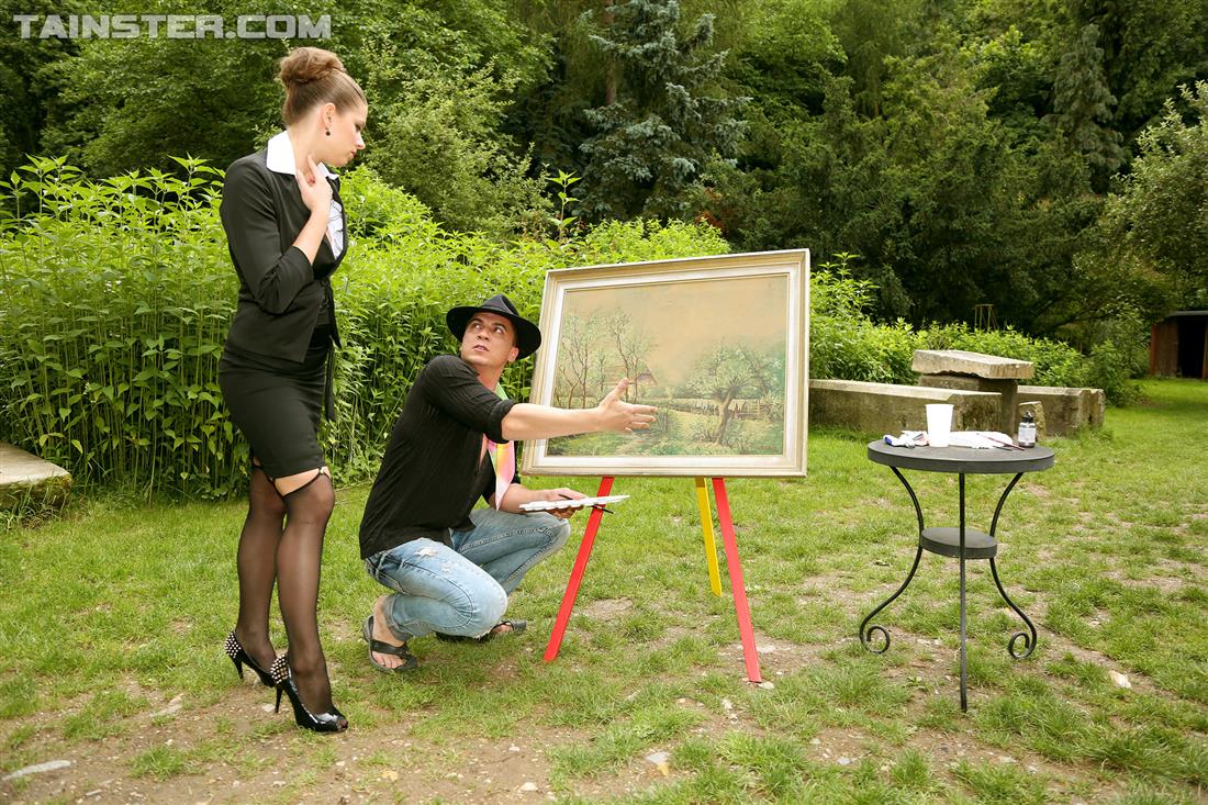 全身着衣的女性在草坪上与画家一起享受水上运动三人组