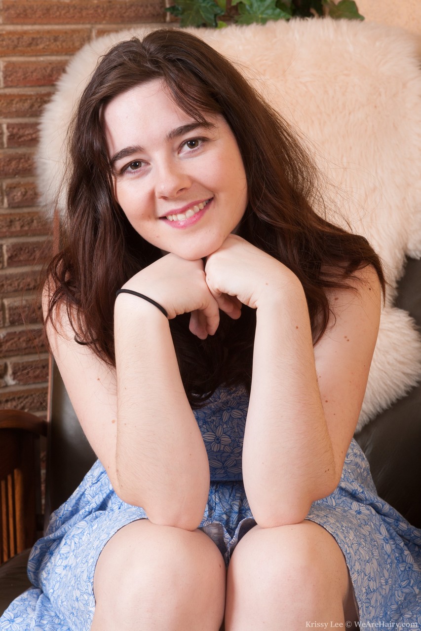 Adolescente Amadora Krissy Lee Tira A Roupa E Brinca Com Seu Grande Bumbum E Seu Matagal