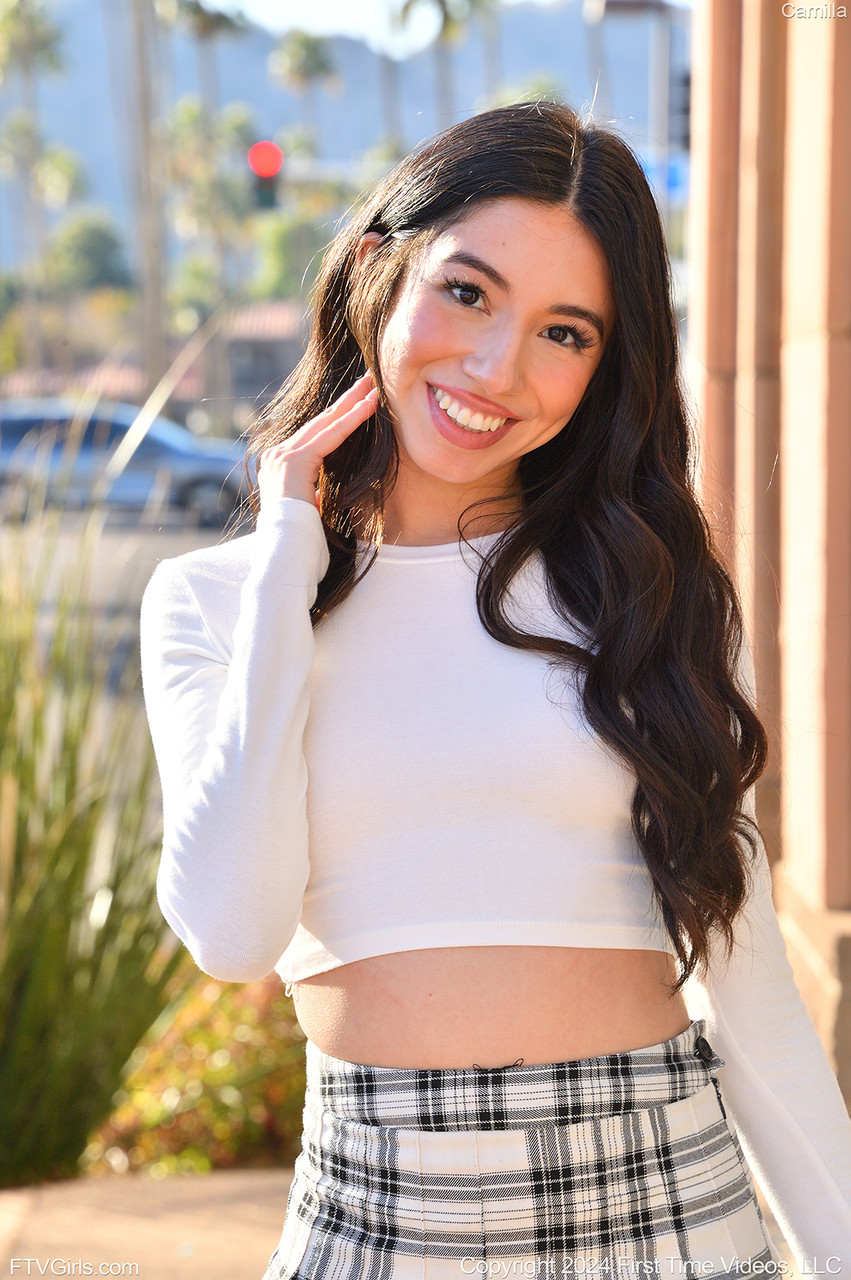 卡米拉，魅力非凡的青少年黑发女郎，在公共场合闪光后在汽车里自慰