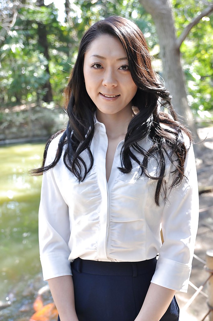 Asian Milf Saeko Kojima Shows Off Her Ass Outdoors