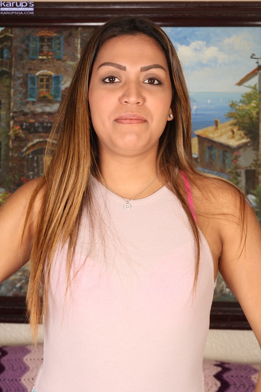 الفتاة اللاتينية نيكول ري تنتشر بفرجها الحلاقة بعد رقصة عري ممتعة