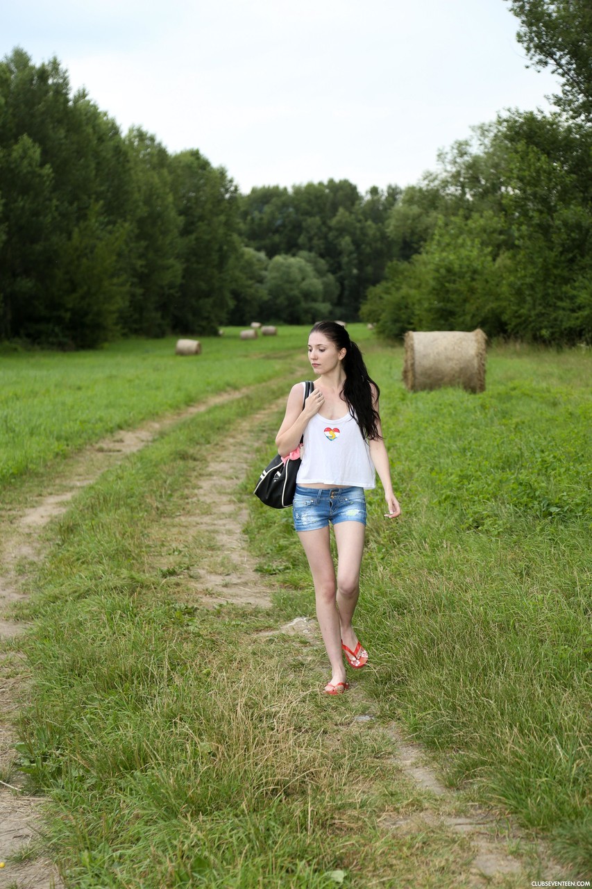 Adolescente Húngara De Pelo Oscuro Mia Evans Se Desnuda Y Se Masturba En La Naturaleza