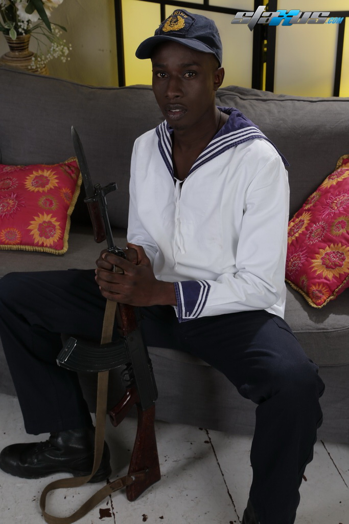 ट्विंक विल सिम्स बड़ा डिक चूसता है और ब्लैक टॉप के साथ गुदा मैथुन का आनंद लेता है