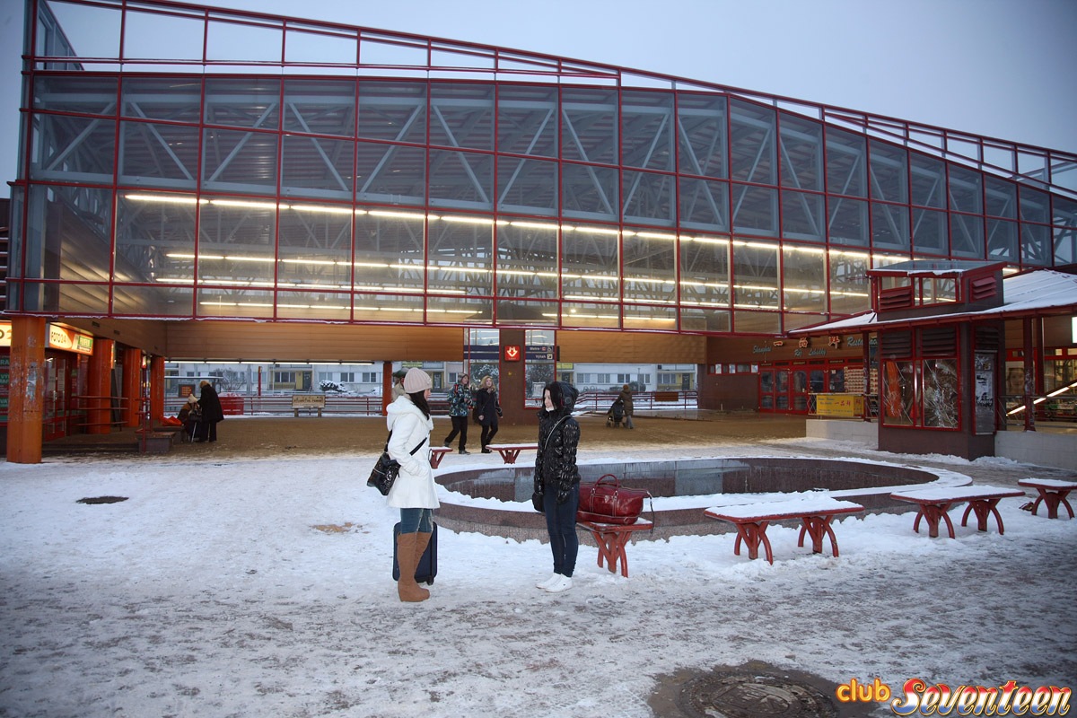 スキー坂の後でレズティーン少女たちがセックスゲームをする