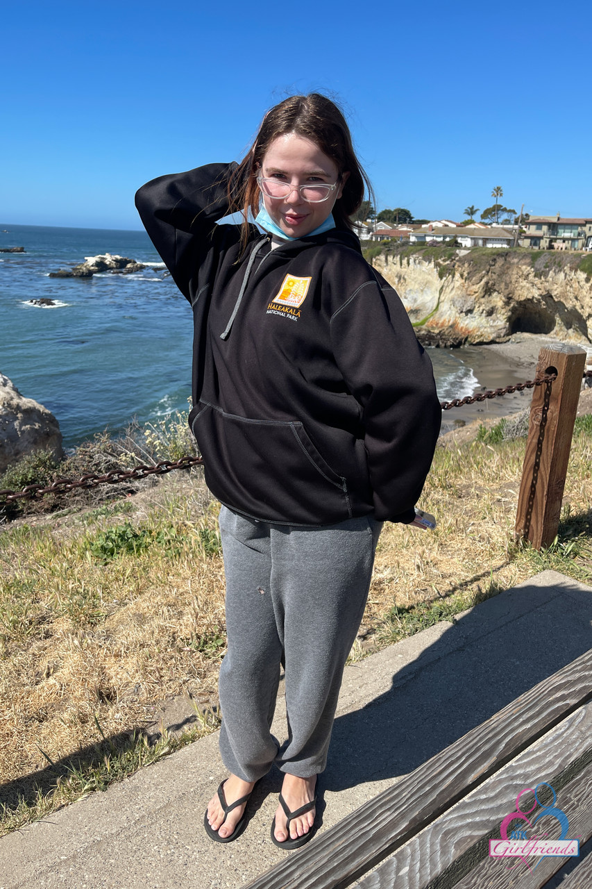 Amateur Freundin Alina West Zeigt Füße Löcher Und Großen Arsch In Solo