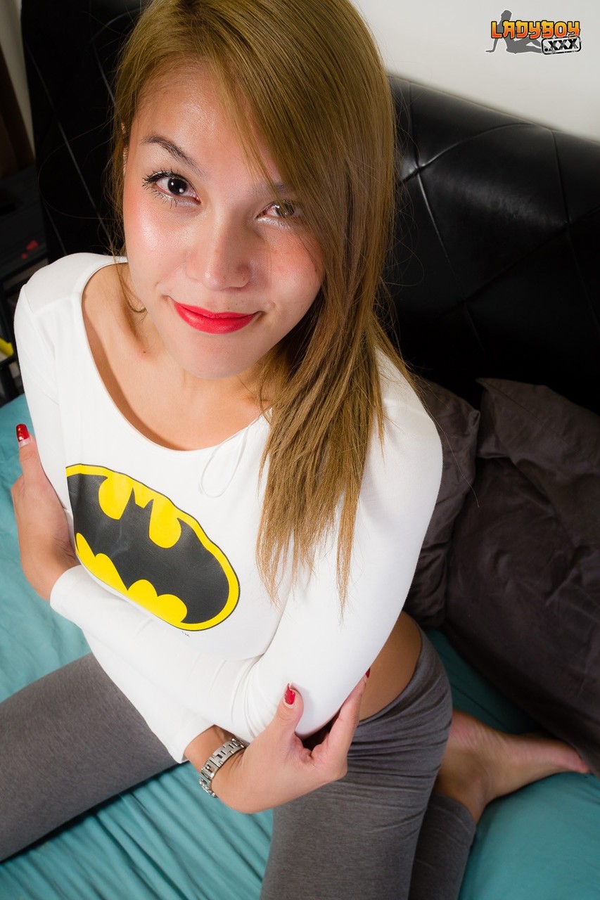 صور عارية لنان المتحولة جنسيًا الآسيوية