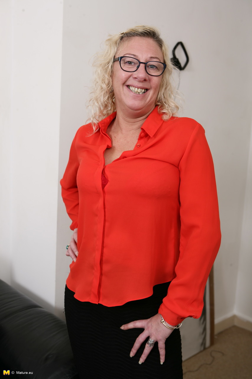 眼鏡と黒ストッキングを着たイギリスのおばあちゃんがおっぱいを見せる