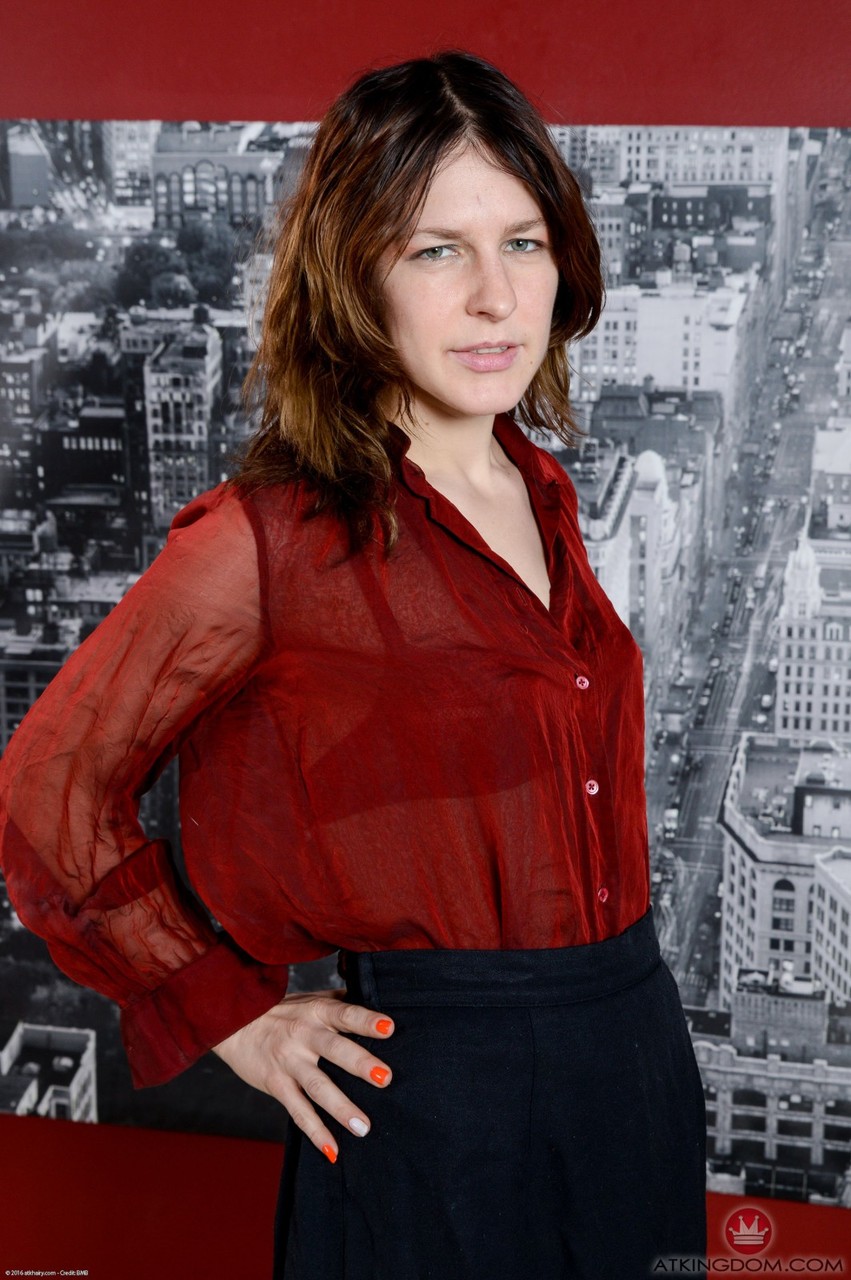 भूरे रंग के बालों वाली स्वयंसेवक गुलाब वर्मिलियन अपनी बालों वाली योनि को चौड़ा करती है करीबी शॉट