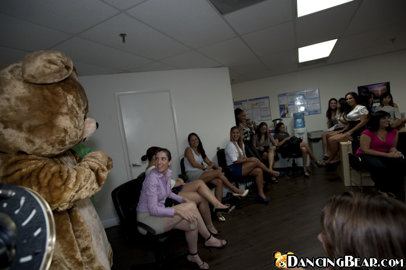 सेक्सी लड़कियां ऑफिस पार्टी में पुरुष स्ट्रिपर्स के साथ मस्ती कर रही हैं