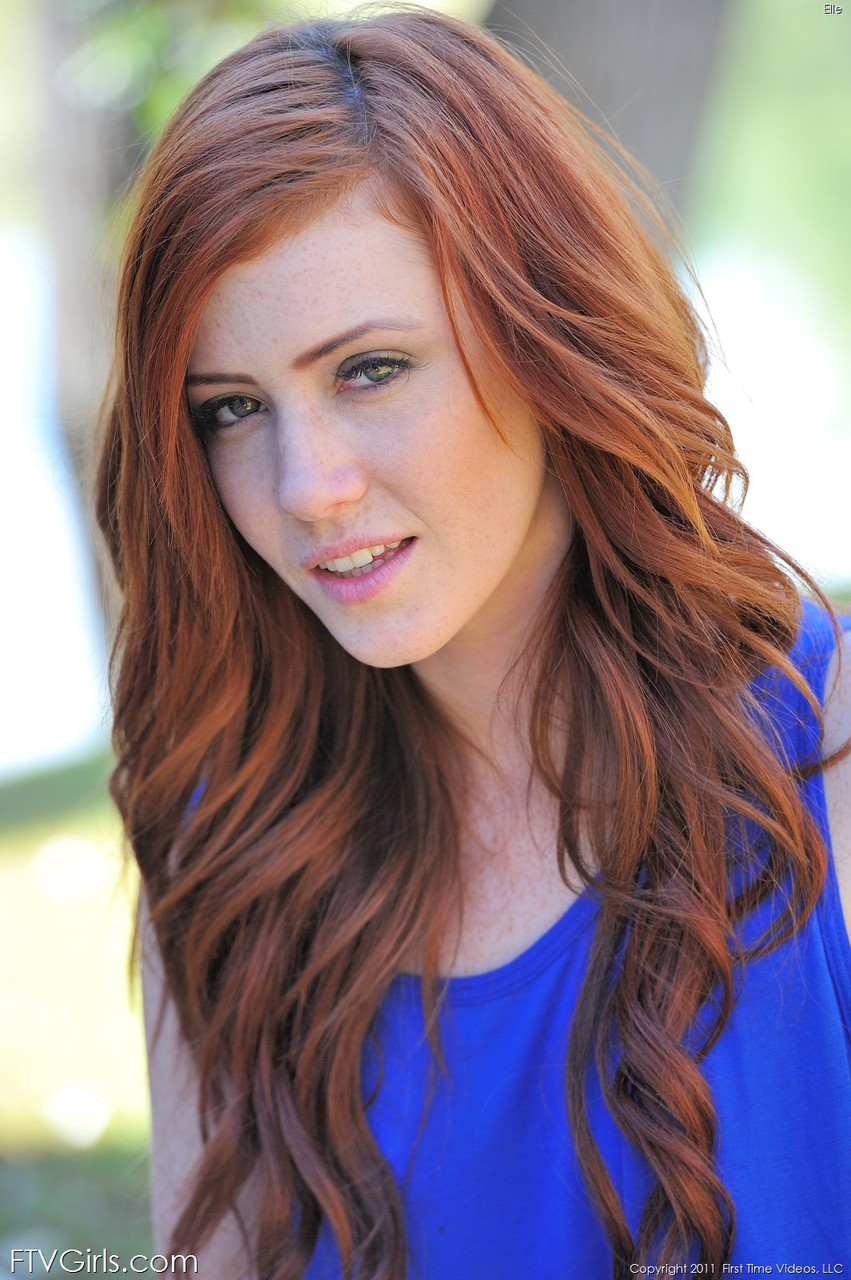 瘦紅髮艾莉脫下牛仔短褲在公共場合翻筋斗