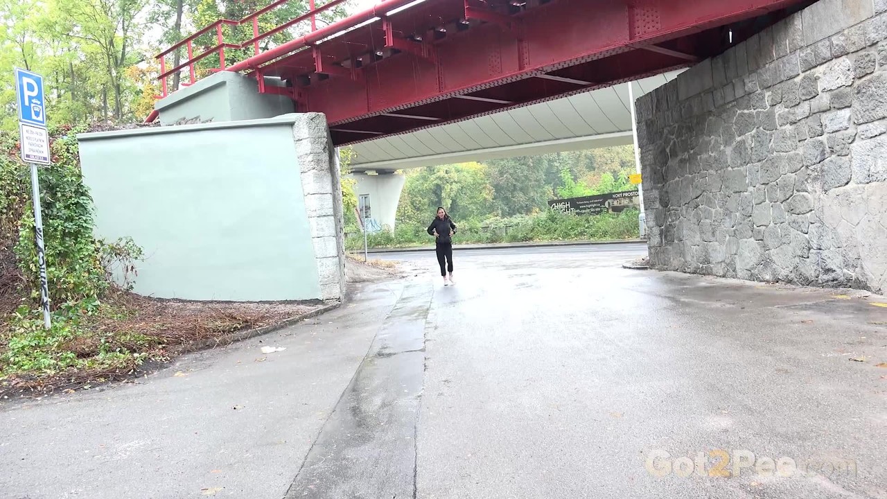 セクシーな美熟女シンシア・ベロンが高架下で我慢できずに放尿